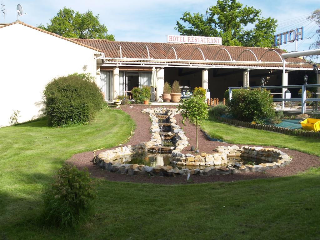 Hotel Au Relais Des Lilas Parthenay Esterno foto