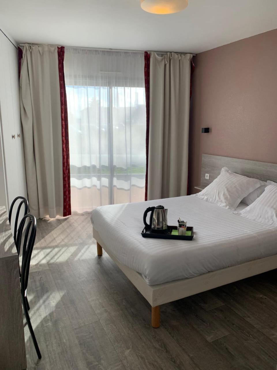 Hotel Au Relais Des Lilas Parthenay Esterno foto